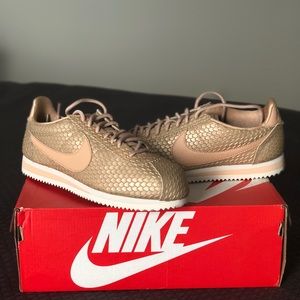 Nike Sneakers - gold embossed